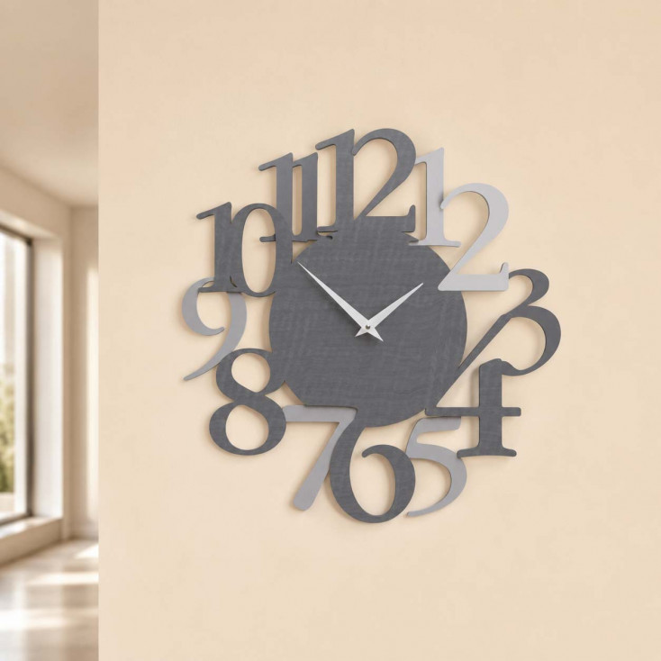 Orologio da parete in legno con numeri dal design moderno