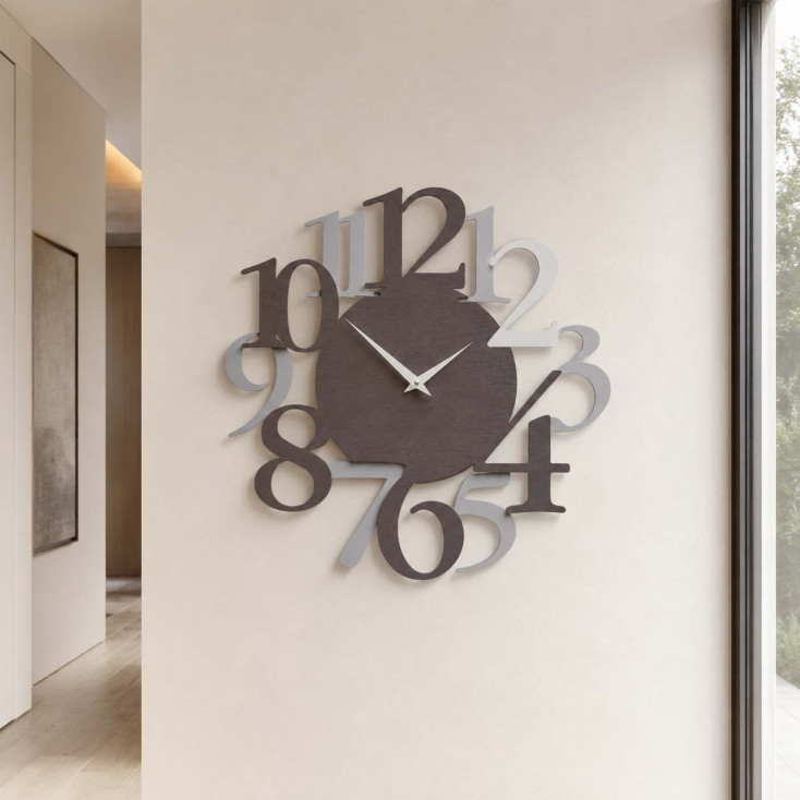 Orologio da parete in legno con numeri dal design moderno