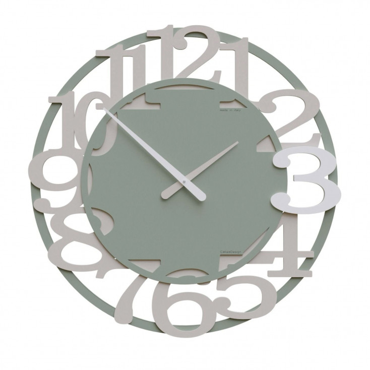 Orologio da parete moderno in legno con numeri decorativi e lancette in metallo