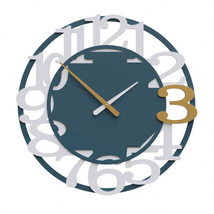 Orologio da parete moderno in legno con numeri decorativi e lancette in metallo