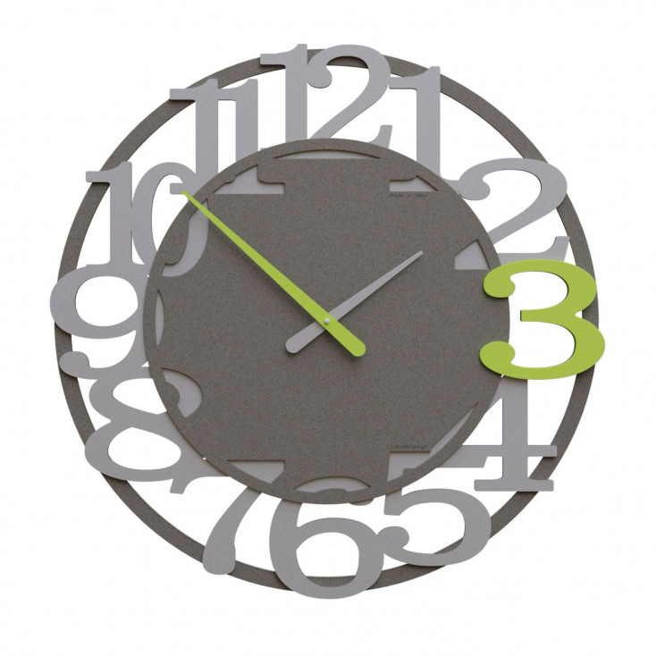 Orologio da parete moderno in legno con numeri decorativi e lancette in metallo