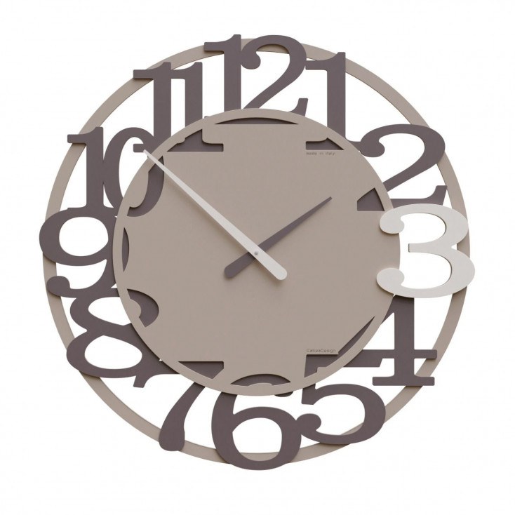 Orologio da parete moderno in legno con numeri decorativi e lancette in metallo