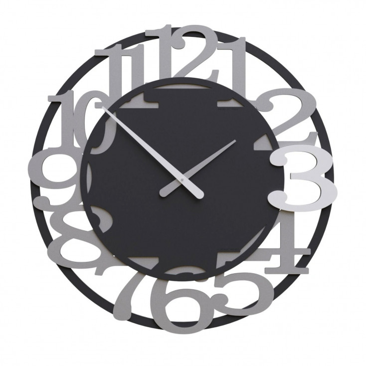 Orologio da parete moderno in legno con numeri decorativi e lancette in metallo