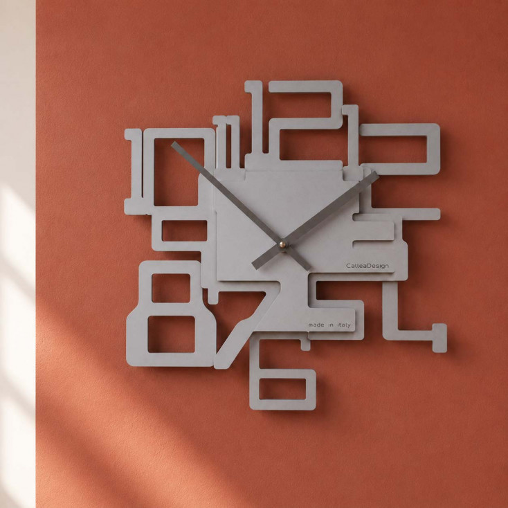Orologio da parete in legno dal design moderno con numeri grandi