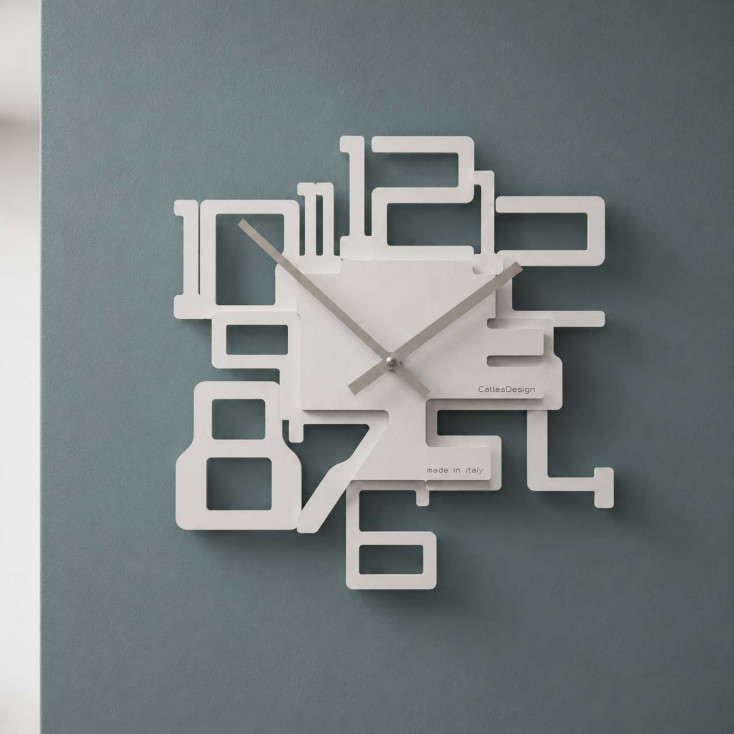 Orologio da parete con numeri grandi in legno