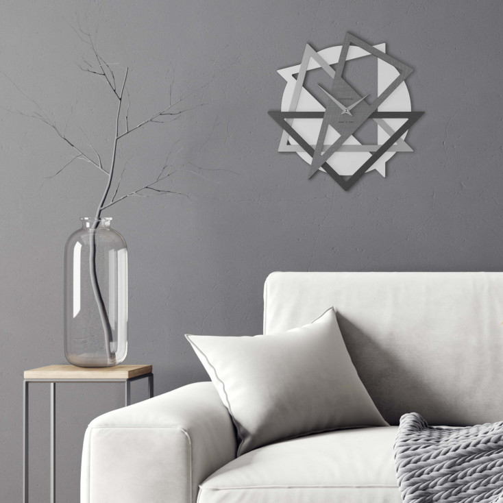 Orologio da parete moderno con forme geometriche da salotto