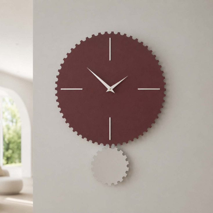 Orologio da parete moderno con pendolo in legno sagomato e finiture eleganti