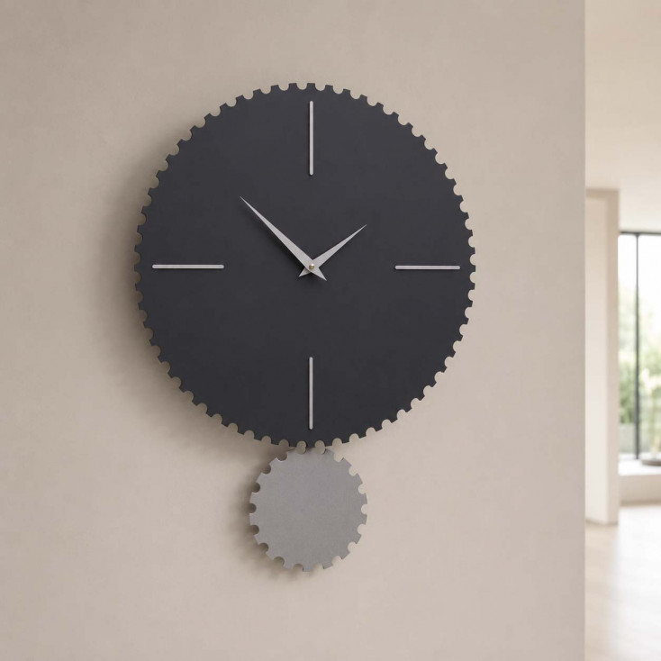 Orologio da parete moderno con pendolo in legno sagomato e finiture eleganti