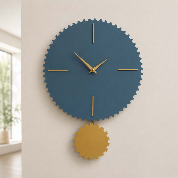 Orologio da parete moderno con pendolo in legno sagomato e finiture eleganti
