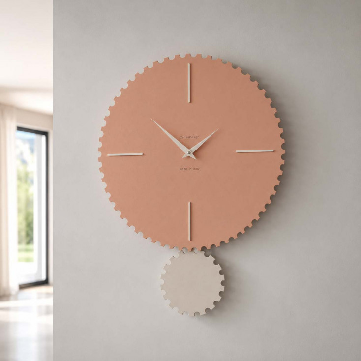 Orologio da parete moderno con pendolo in legno sagomato e finiture eleganti