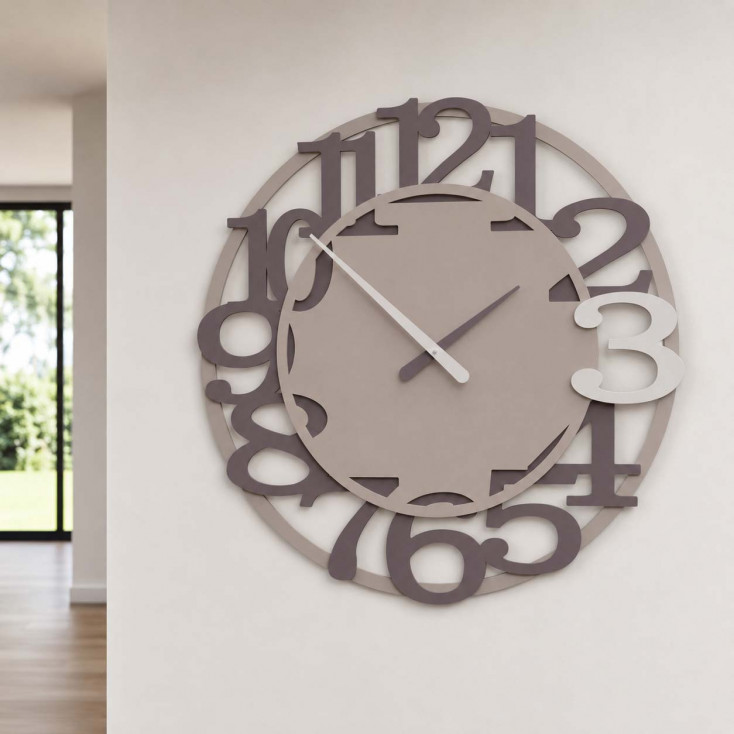 Orologio da parete moderno in legno con numeri decorativi e lancette in metallo
