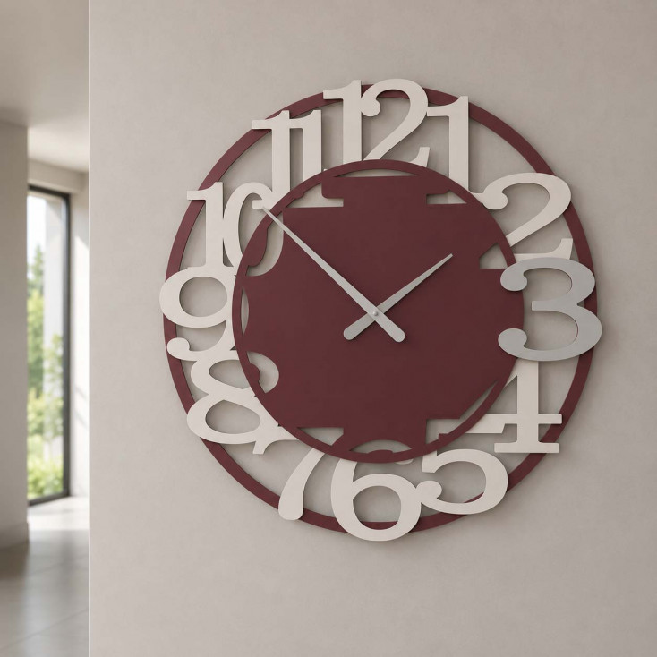 Orologio da parete moderno in legno con numeri decorativi e lancette in metallo