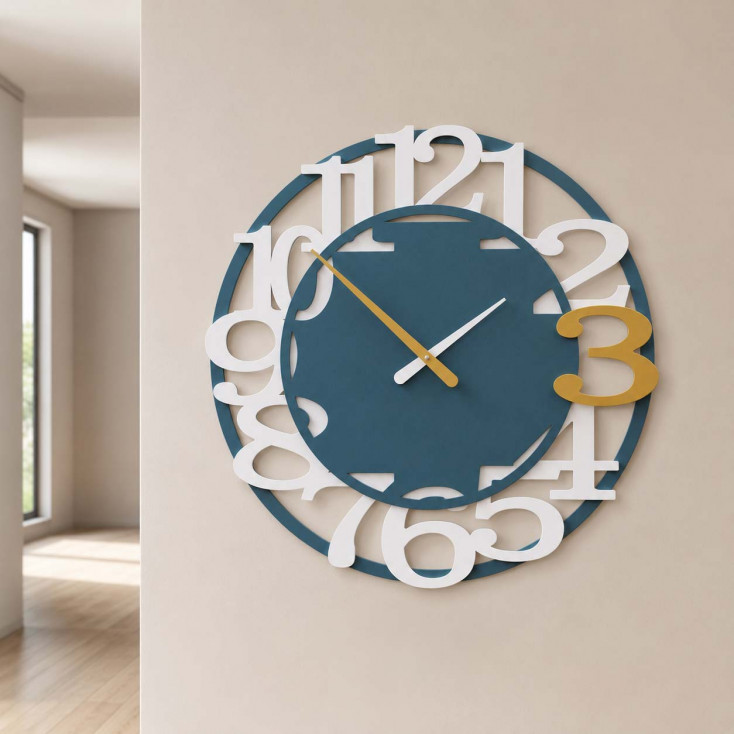 Orologio da parete moderno in legno con numeri decorativi e lancette in metallo