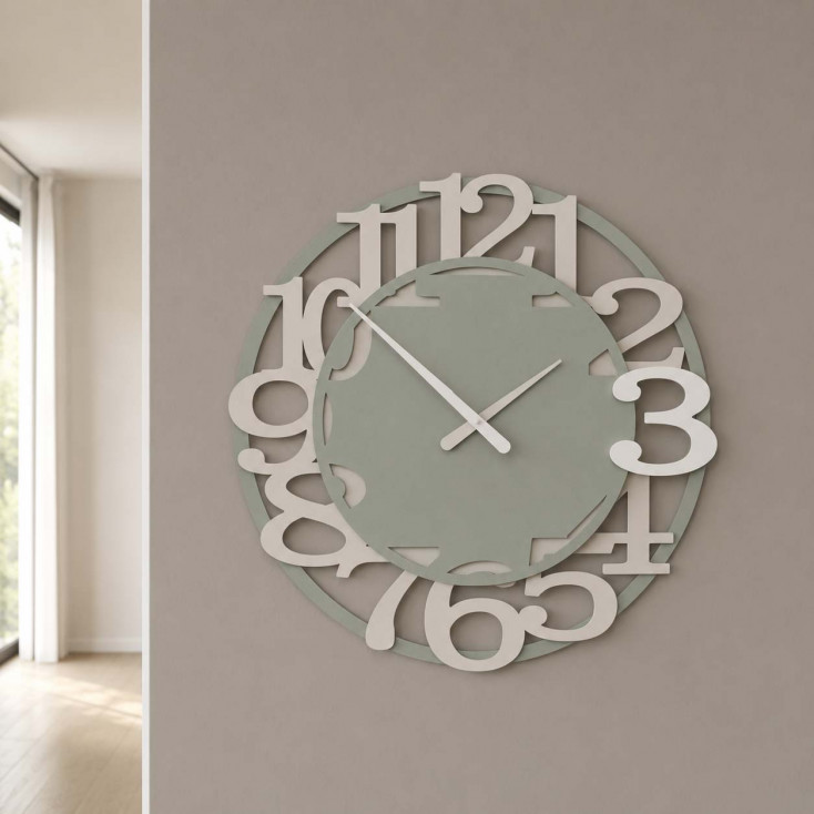 Orologio da parete moderno in legno con numeri decorativi e lancette in metallo