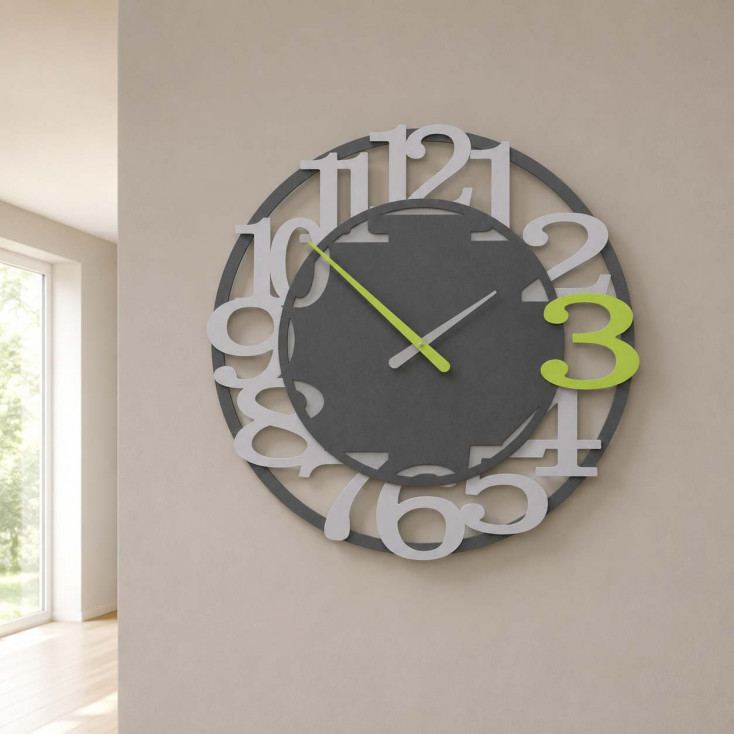 Orologio da parete moderno in legno con numeri decorativi e lancette in metallo