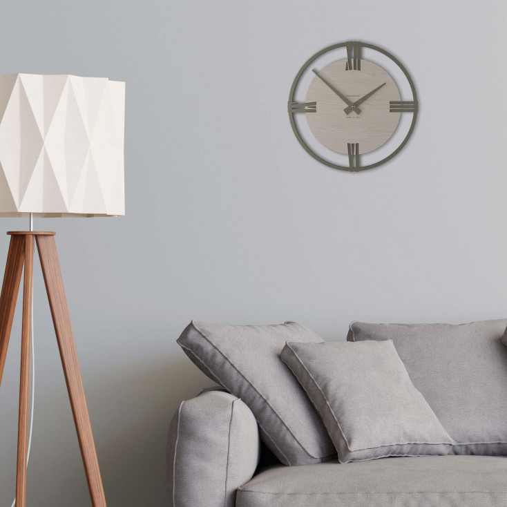 Orologio da parete moderno piccolo in legno con numeri romani