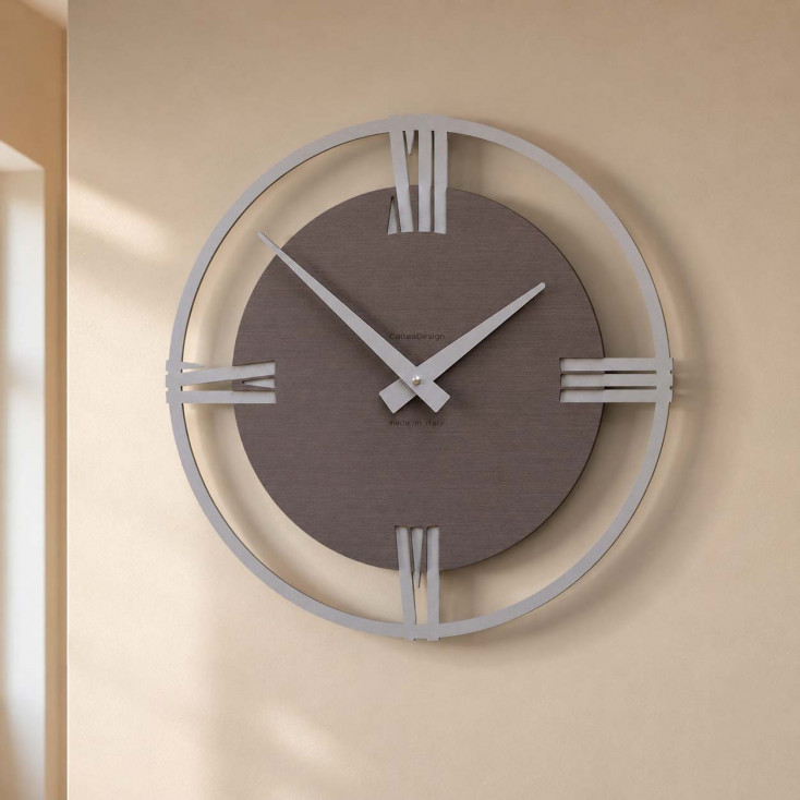 Orologio da parete moderno piccolo in legno con numeri romani