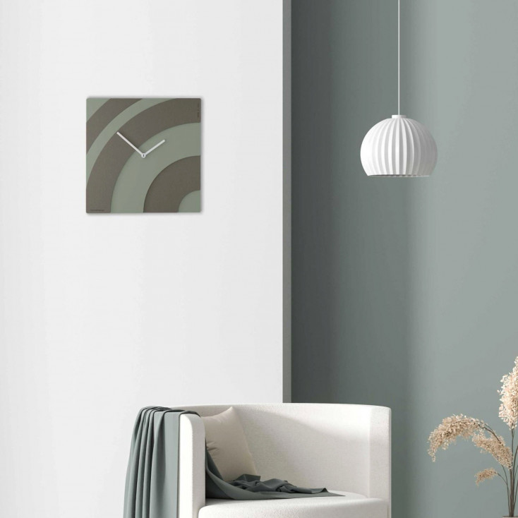 Orologio da parete quadrato in legno con design moderno e lancette in metallo