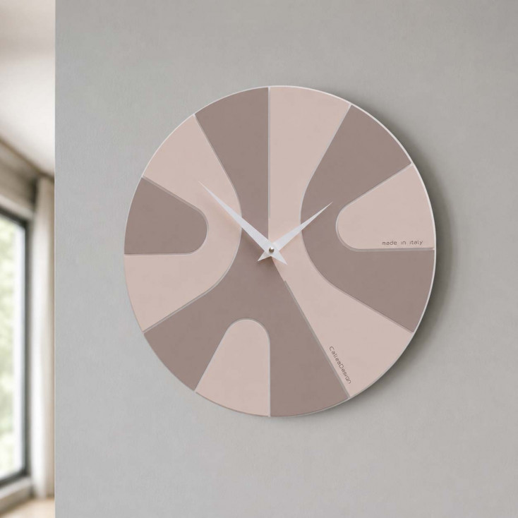 Orologio da parete rotondo in legno con design asimmetrico e lancette in metallo