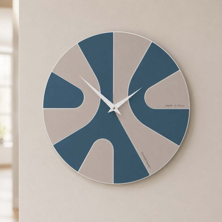 Orologio da parete rotondo in legno con design asimmetrico e lancette in metallo