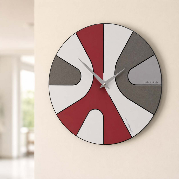 Orologio da parete rotondo in legno con design asimmetrico e lancette in metallo