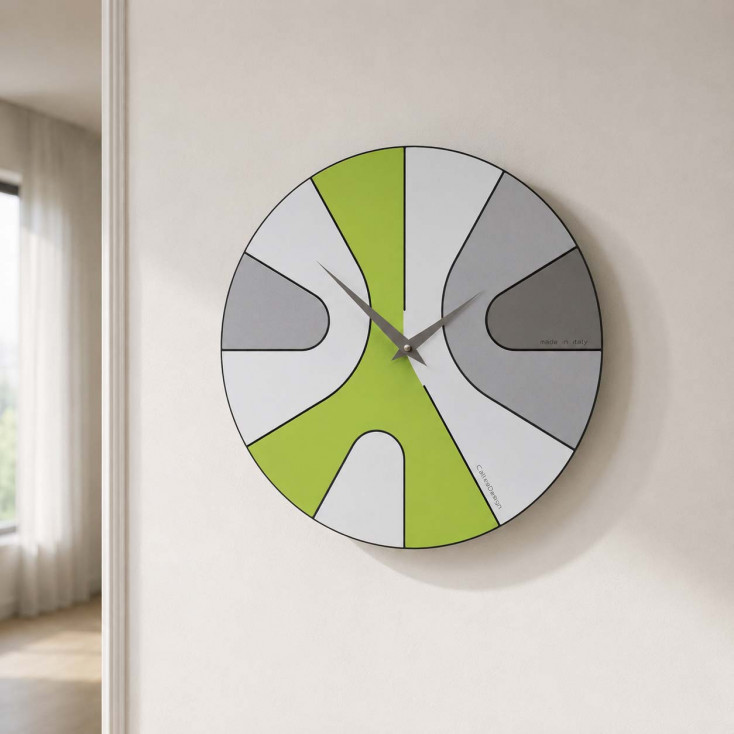 Orologio da parete rotondo in legno con design asimmetrico e lancette in metallo