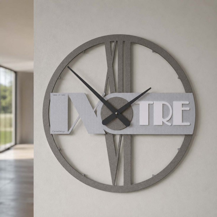 Orologio da parete rotondo in legno con numeri decorativi e design moderno