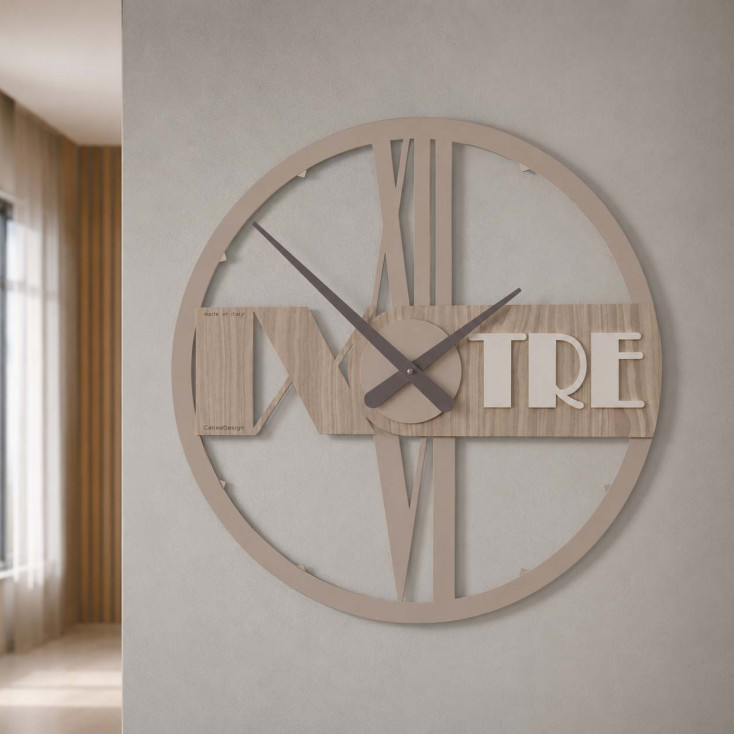 Orologio da parete rotondo in legno con numeri decorativi e design moderno