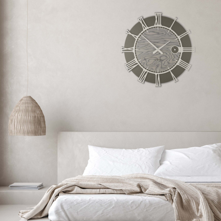 Orologio da parete rotondo in legno con numeri romani dal design moderno