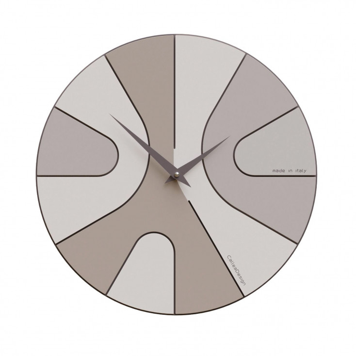Orologio da parete rotondo in legno con design asimmetrico e lancette in metallo