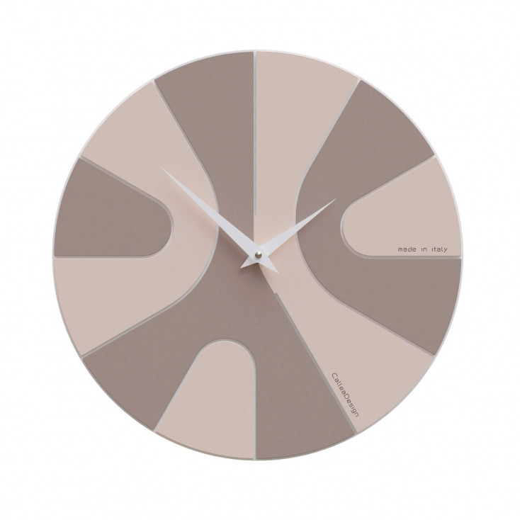 Orologio da parete rotondo in legno con design asimmetrico e lancette in metallo