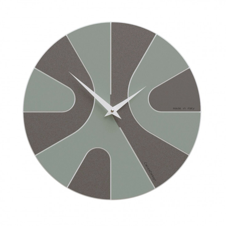 Orologio da parete rotondo in legno con design asimmetrico e lancette in metallo