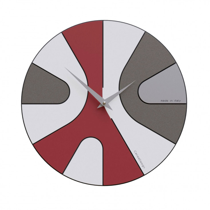 Orologio da parete rotondo in legno con design asimmetrico e lancette in metallo