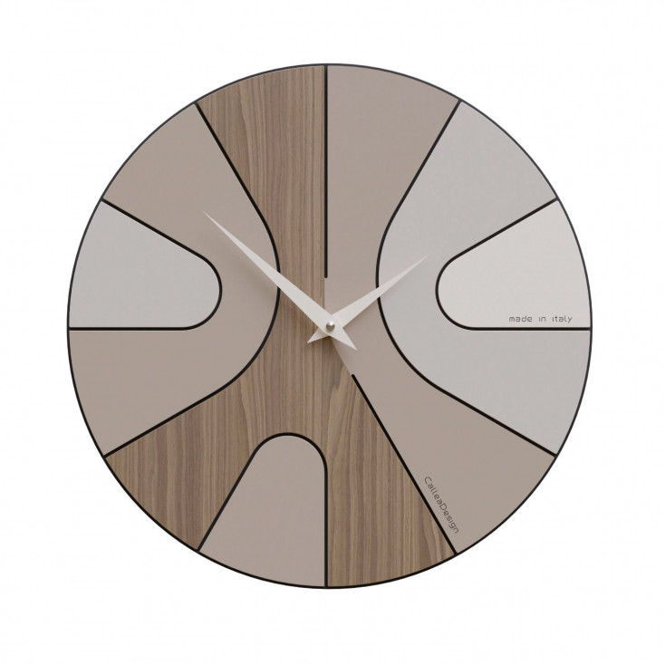 Orologio da parete rotondo in legno con design asimmetrico e lancette in metallo