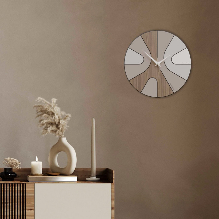 Orologio da parete rotondo in legno con design asimmetrico e lancette in metallo