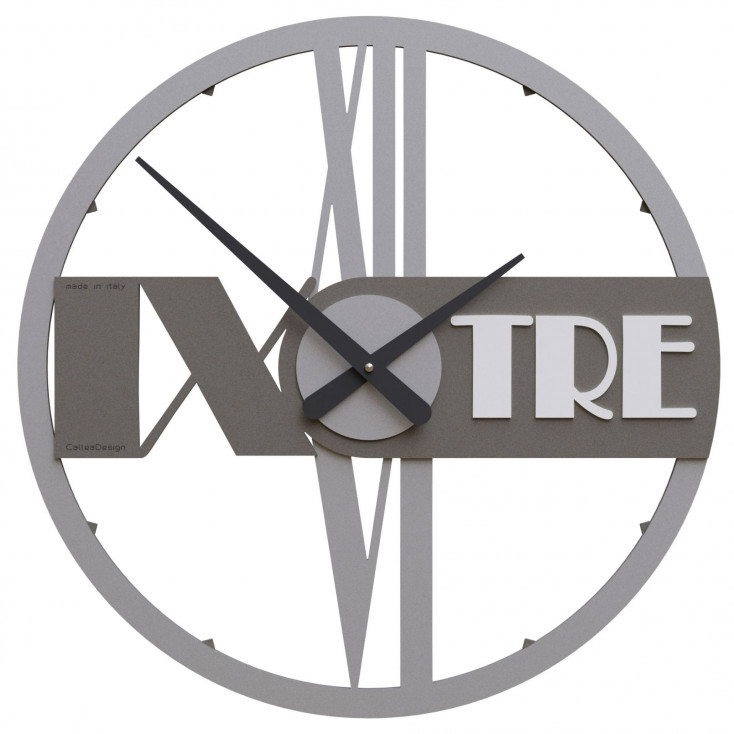 Orologio da parete rotondo in legno con numeri decorativi e design moderno