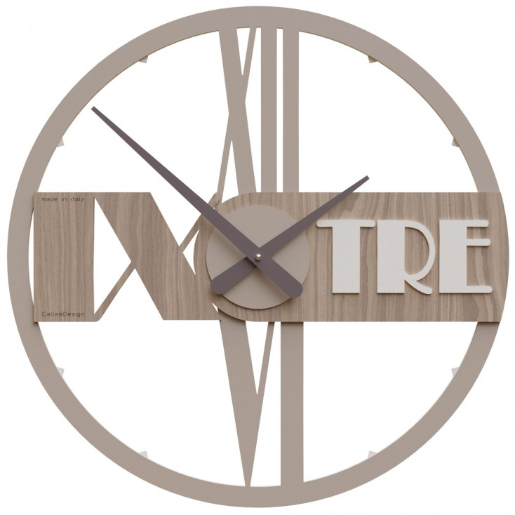 Orologio da parete rotondo in legno con numeri decorativi e design moderno