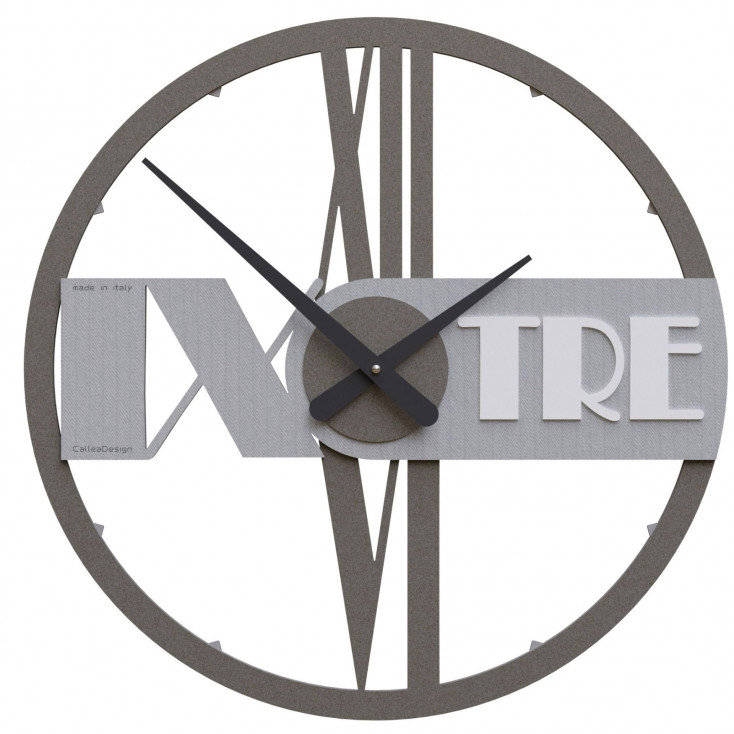 Orologio da parete rotondo in legno con numeri decorativi e design moderno