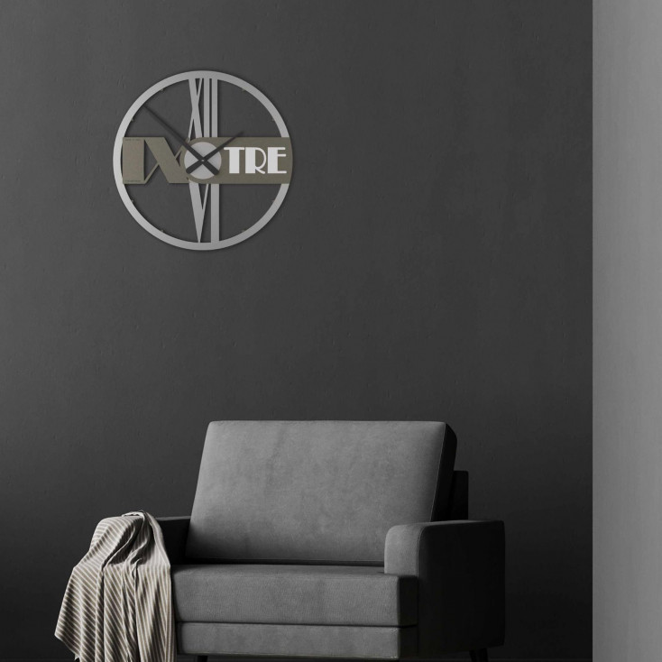 Orologio da parete rotondo in legno con numeri decorativi e design moderno