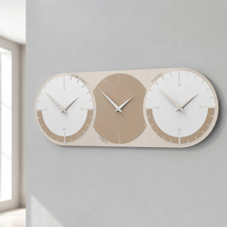 Orologio da parete con fusi orari e quadrante in legno