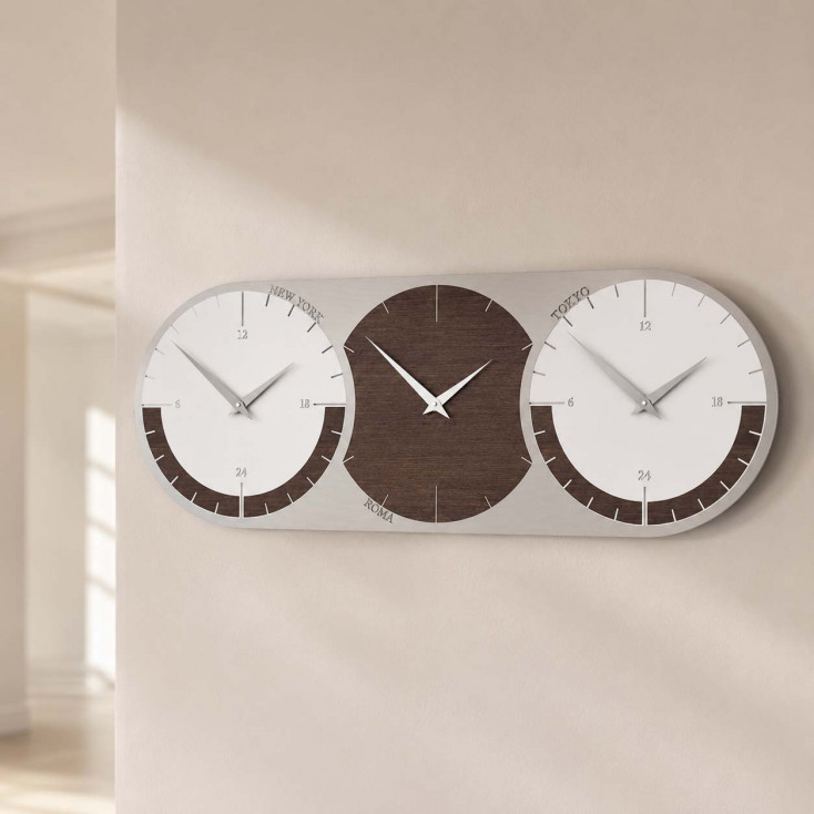 Orologio da parete con fusi orari e quadrante in legno