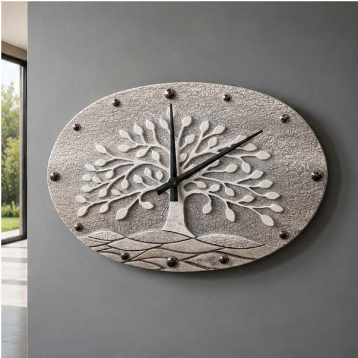 Orologio ovale con bassorilievo con retro in legno massello