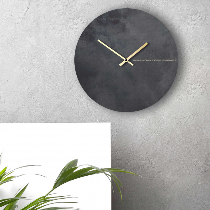 Orologio da parete rotondo in metallo dal design minimal ed elegante