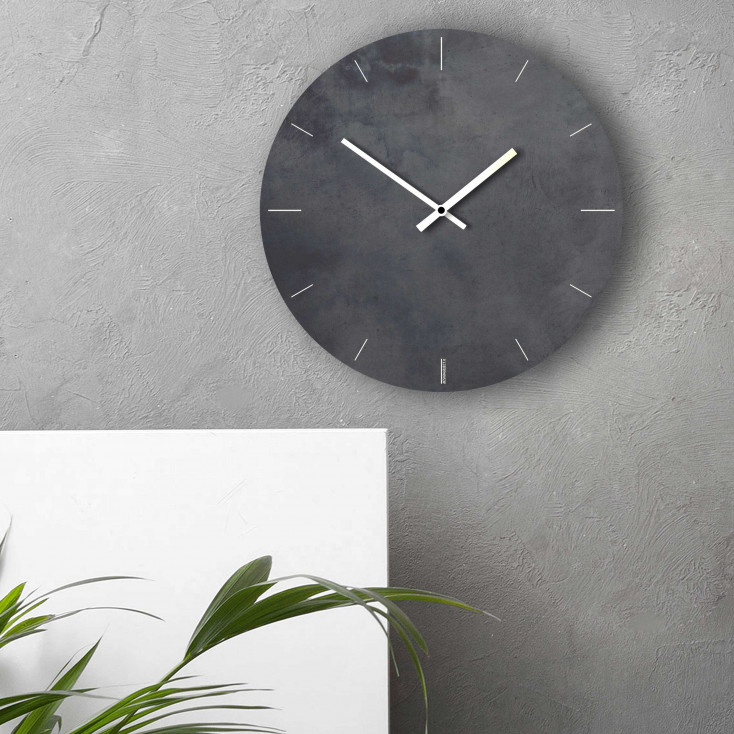Orologio da parete rotondo in metallo dal design minimal ed elegante