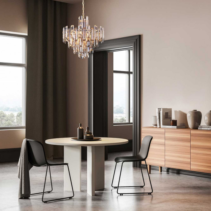 Lampadario grande con struttura dorata e diffusori in vetro