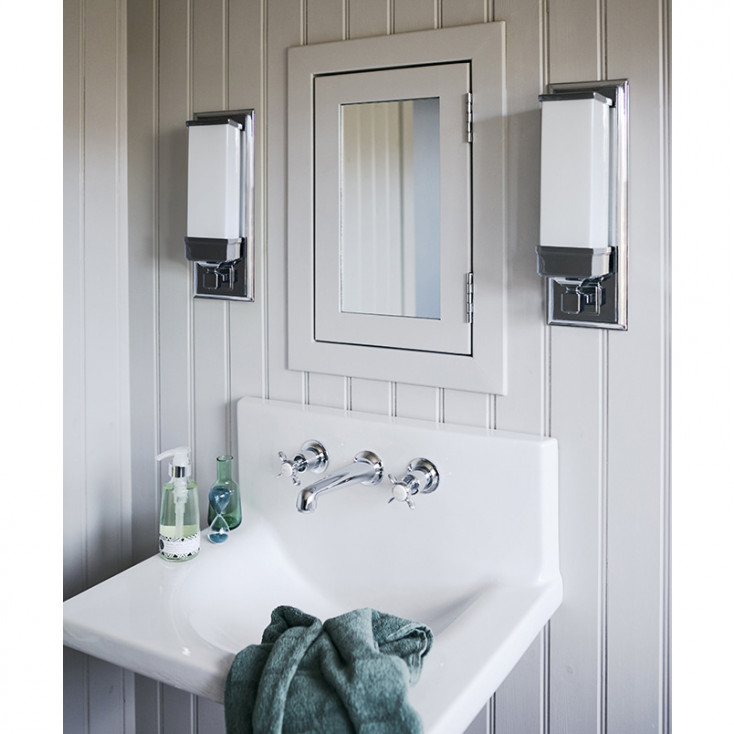 Applique a parete in acciaio per bagno lampadina a led G9 con diffusore in vetro