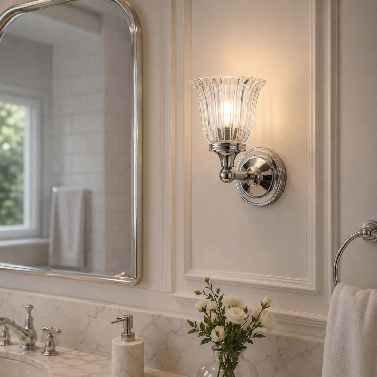 Applique da bagno con struttura in acciaio e diffusore in vetro