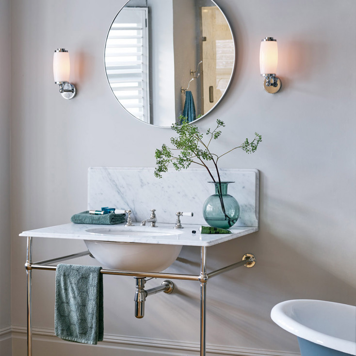 Applique moderna in acciaio per bagno con diffusore in vetro opalino