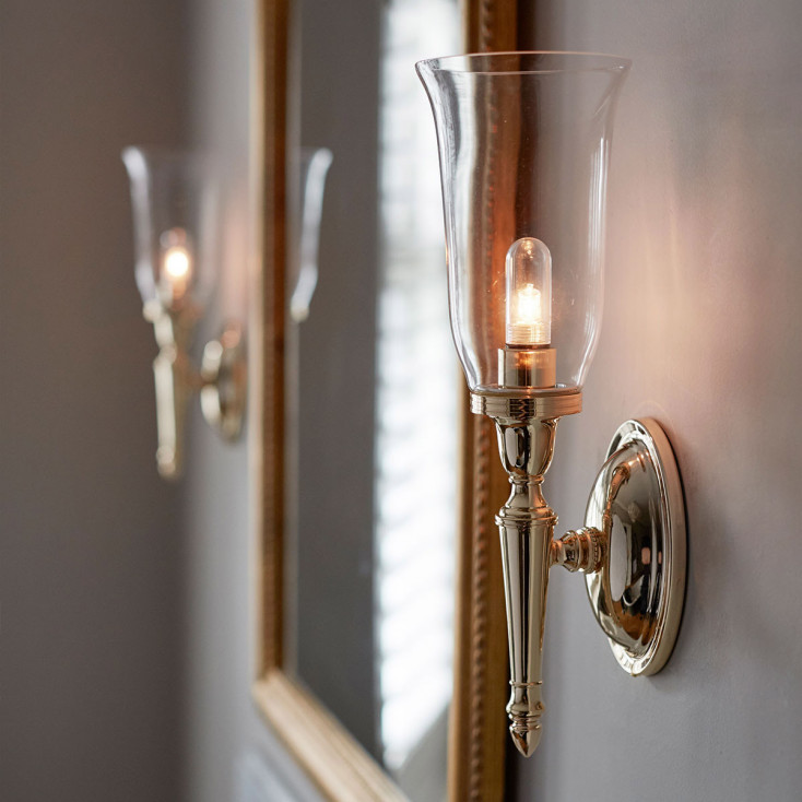 Applique per bagno con struttura in acciaio e diffusore in vetro
