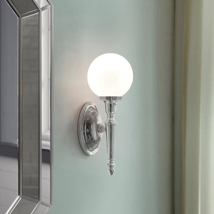 Applique per bagno con struttura in acciaio e diffusore in vetro opalino